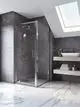 Dusche mit klaren Glastüren, verchromtem Duschkopf und Handbrause, ideal für moderne Bäder. Ideal Standard Design, helles Marmorfliesenboden.
